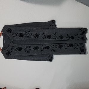 Vintage!Classiques Entier Long Gray Sweater Cardigan w/Black floral designs Sz.M